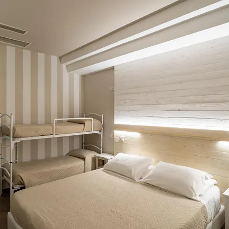 Mona Lisa ホテル カットーリカ