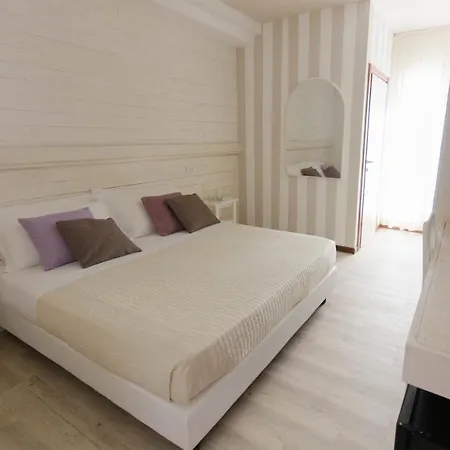 Mona Lisa ホテル カットーリカ