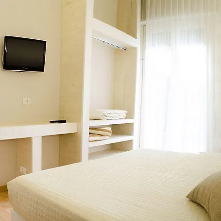 Mona Lisa ホテル カットーリカ