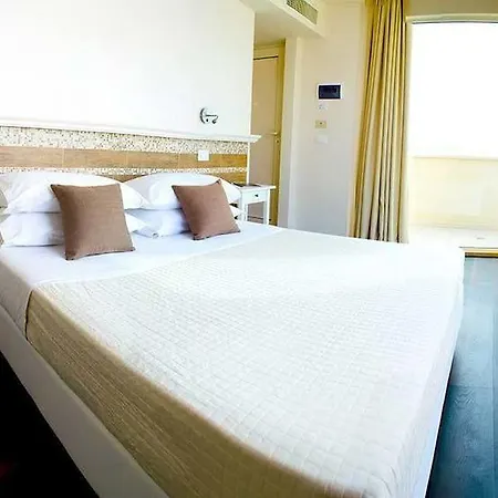 Mona Lisa Hotel 3*