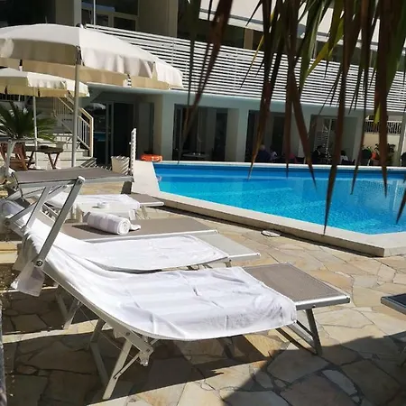 Mona Lisa ホテル カットーリカ