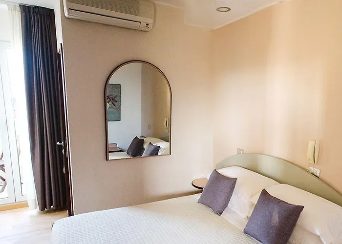 Mona Lisa 3* Cattolica